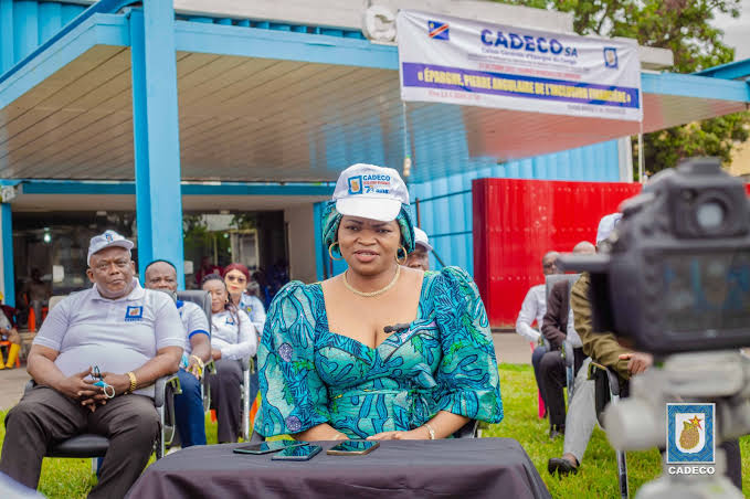 CADECO : Le DG Juliette Mbambu Mughole se fait enseigner les notions élémentaires de gestion par un Directeur provincial