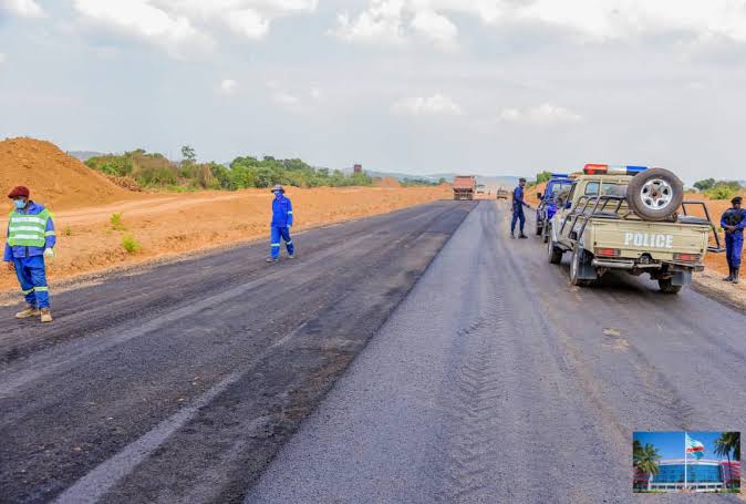 Routes refaites, routes détruites : quand l’asphalte devient un marché plutôt qu’une solution