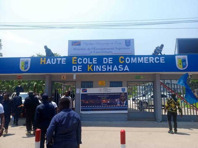 Frais illégaux, arrestations et chaos : La crise qui secoue la Haute École de Commerce de Kinshasa