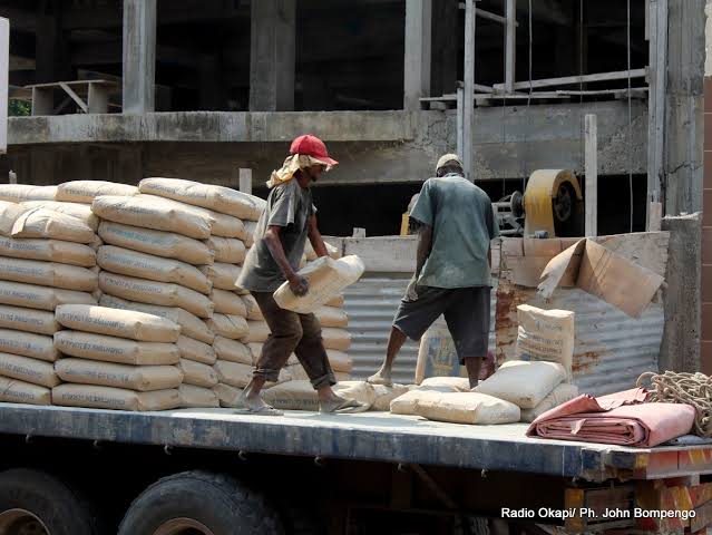Kinshasa face à la hausse du prix du ciment : Entre décisions politiques et conséquences sociales