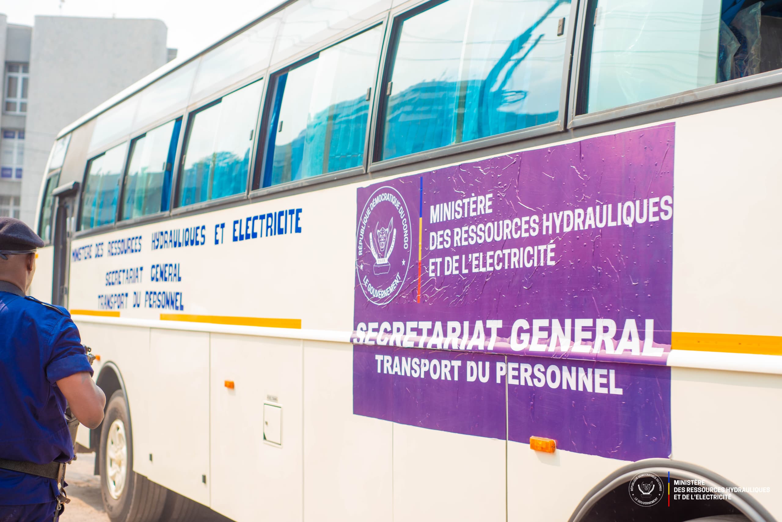 Teddy Lwamba améliore la mobilité des agents de son ministère avec la remise de deux bus