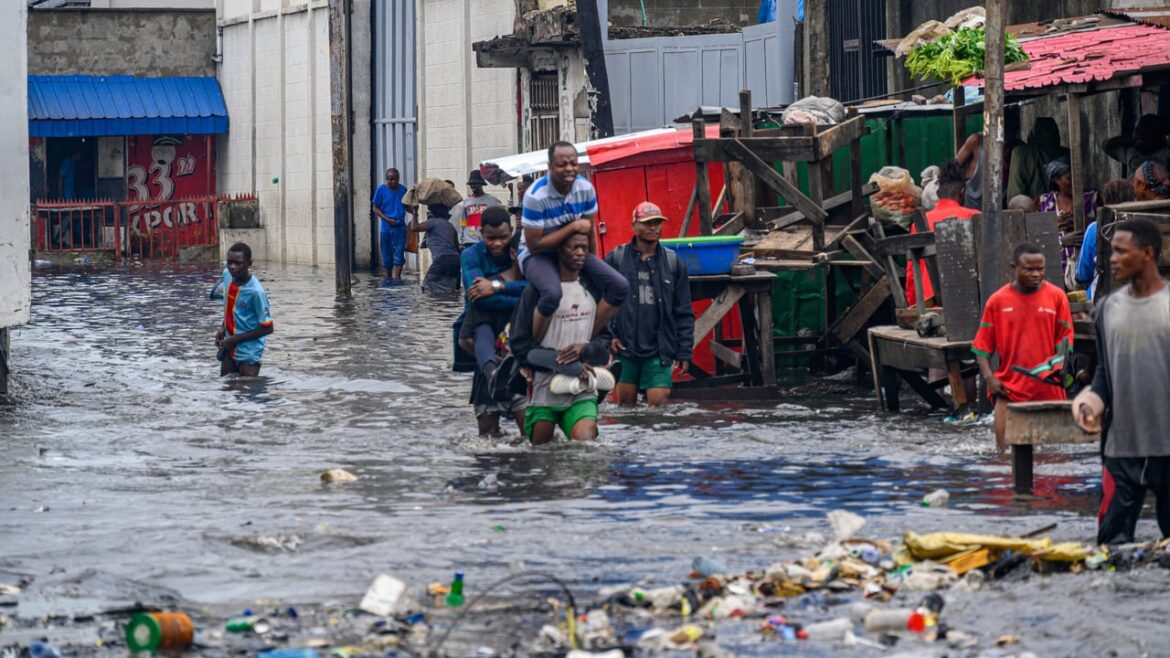 Kinshasa/Évacuation sous la pluie au Palais du Peuple : Entre promesses brisées et colère des sinistrés