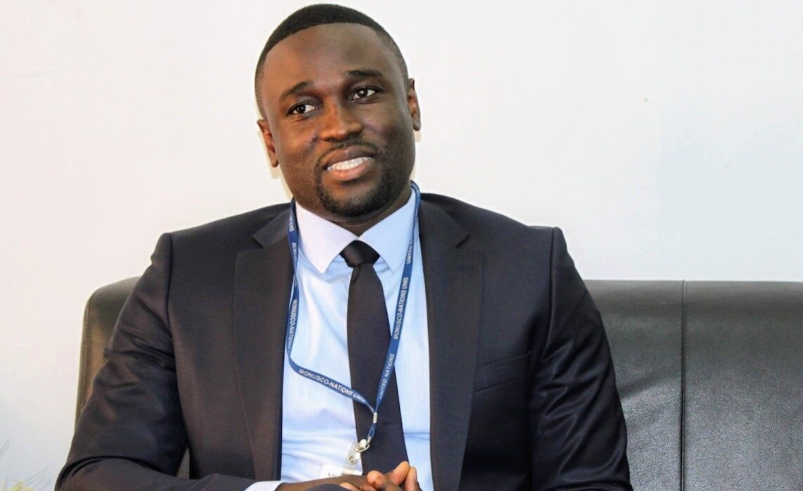 Seth Kikuni quitte le pays, dénonçant une traque politique persistante