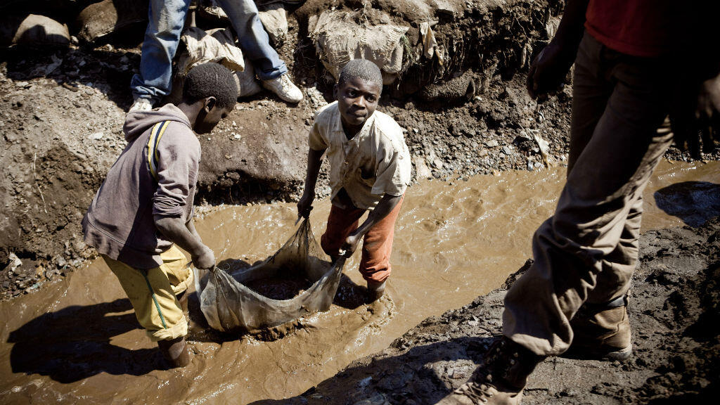 Mine de Rubaya : Kinshasa dénonce une « exploitation illicite » forçant les creuseurs et les enfants à travailler dans des galeries instables